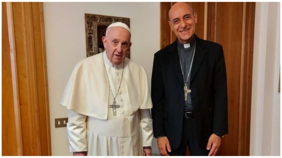 "Lo ha tomado como una estrategia de campaña": un cardenal cercano al Papa habló de los agravios de Milei