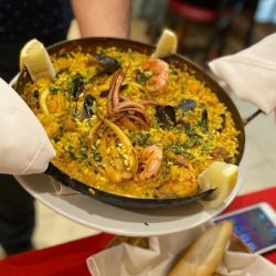 La paella, el sabroso plato valenciano, celebra su día mundial cada 20 de septiembre.