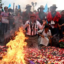 Indígenas realizan una ceremonia de limpieza espiritual maya durante una protesta para exigir la renuncia de la fiscal general Consuelo Porras y del fiscal Rafael Curruchiche. Foto de Johan ORDÓNEZ / AFP | Foto:AFP