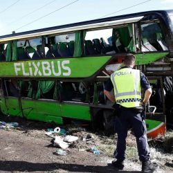 Un oficial de policía se encuentra en el lugar del accidente frente a un autobús accidentado en Micheldorf, Carintia, Austria. Foto de GERT EGGENBERGER / AFP | Foto:AFP