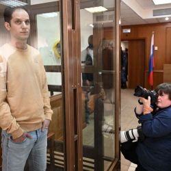 El periodista estadounidense Evan Gershkovich, arrestado por cargos de espionaje, en el Tribunal Municipal de Moscú. Foto de NATALIA KOLESNIKOVA / AFP | Foto:AFP