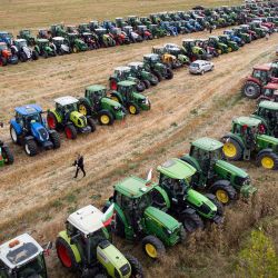 Tractores estacionados en un campo durante una protesta contra el levantamiento de la prohibición de importar cereales procedentes de Ucrania, en Dolni Bogrov cerca de Sofía. Foto de Nikolay DOYCHINOV / AFP | Foto:AFP