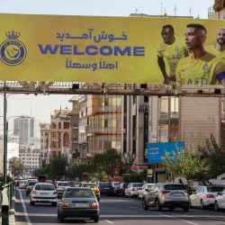 Un cartel que muestra a Cristiano Ronaldo, a Sadio Mane y a Marcelo Brozovic, cuelga en un paso elevado para peatones en una carretera en Teherán antes del partido. Foto de ATTA KENARE / AFP | Foto:AFP