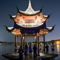 La gente se reúne en el Lago del Oeste en Hangzhou, provincia de Zhejiang, en el este de China, antes de los XIX Juegos Asiáticos. Foto de Hector RETAMAL / AFP  | Foto:AFP