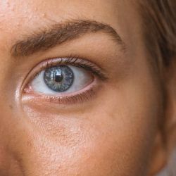 Por qué deberías usar contorno de ojos y cómo aplicarlo para tener una piel más saludable