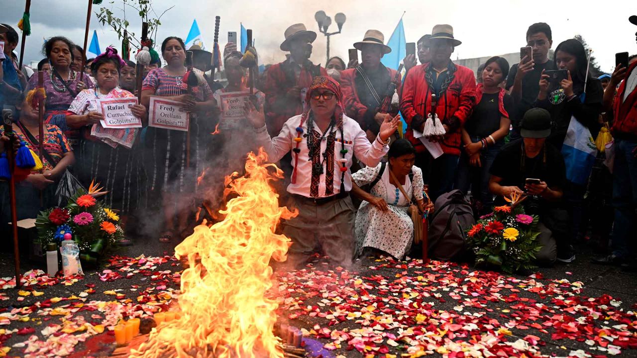 Indígenas realizan una ceremonia de limpieza espiritual maya durante una protesta para exigir la renuncia de la fiscal general Consuelo Porras y del fiscal Rafael Curruchiche. Foto de Johan ORDÓNEZ / AFP | Foto:AFP