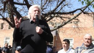 Ruben Daniele en plena asamblea del Suoem