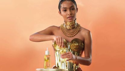 Yara Shahidi es actriz, activista y la nueva imagen de la fragancia Divine de Jean Paul Gaultier. Hablamos con ella sobre este desafío y la fuerza transformadora de la moda.