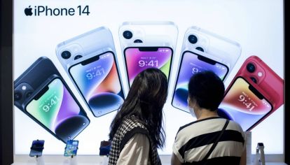 El enfrentamiento comercial entre las dos superpotencias sigue escalando. Beijing prohíbe los iPhone en beneficio de Huawei.