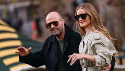 La modelo británica dijo presente en la Semana de la Moda de Londres y se lució con un look con trench coat beige de Burberry, ideal para media estación. Inspirate con su looks y otras propuestas trendy y elegantes.