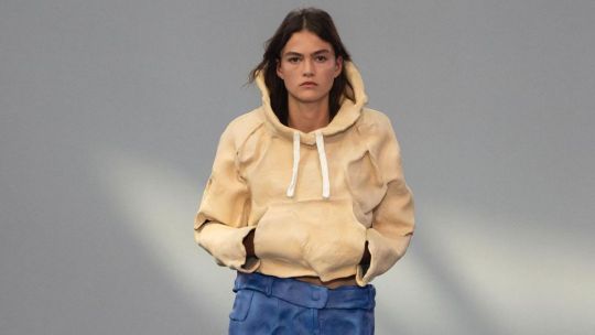 London Fashion Week: JW Anderson sorprende con una colección de prendas de arcilla