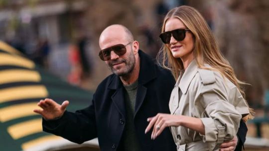 Rosie Huntington se suma a la tendencia del trench coat oversize, ideal para la primavera