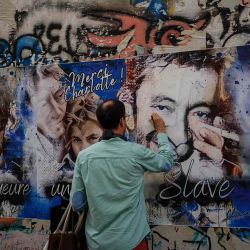 Un visitante escribe en un cartel colocado en la pared frente a la "Maison Gainsbourg", en París. Foto de Dimitar DILKOFF / AFP | Foto:AFP