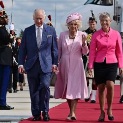 La Primera Ministra francesa, Elisabeth Borne (R), saluda al rey Carlos III de Gran Bretaña y a la reina Camilla (C) de Gran Bretaña a su llegada al aeropuerto de Orly, Francia. Foto de Miguel MEDINA/ AFP | Foto:AFP