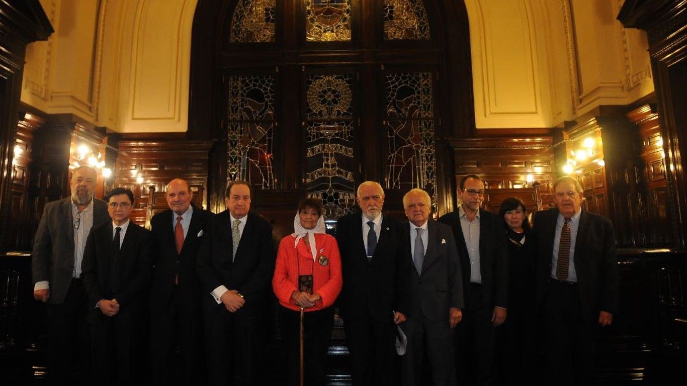 Los jueces y fiscales que condenaron a los dictadores junto a Taty Almeida y Jorge Fontevecchia.