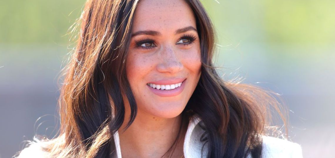 Meghan Markle luce nuevamente en vestido camisero de denim, apuesta segura para looks elegantes 