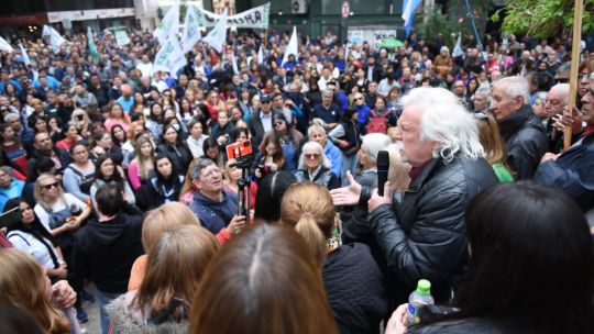 Ruben Daniele en plena asamblea del Suoem frente a la Muni