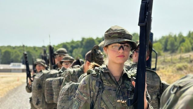 De uniforme, camuflada y armada: la imagenes oficiales de la princesa Leonor en el servicio militar