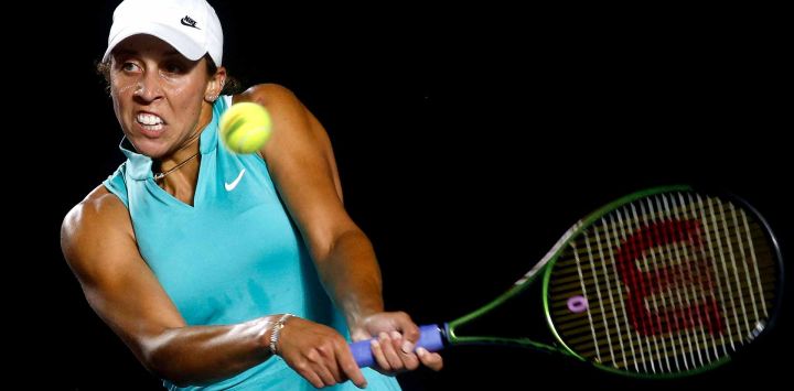 La estadounidense Madison Keys devuelve el balón a la estadounidense Emma Navarro durante su partido de tenis individual femenino del Abierto WTA de Guadalajara en Zapopan, México. Foto de ULISES RUIZ / AFP