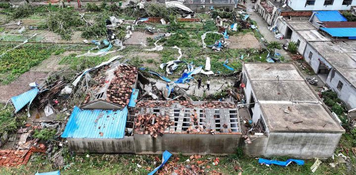 Esta vista aérea muestra edificios dañados después de que un tornado azotara la ciudad de Suqian, en la provincia oriental china de Jiangsu. Foto de AFP
