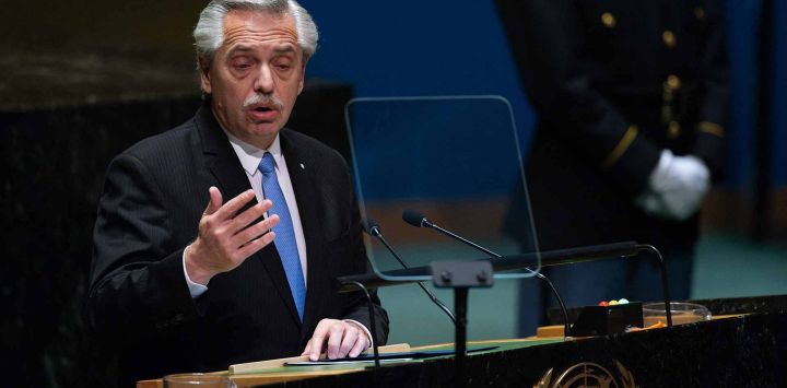 El presidente Alberto Fernández de Argentina se dirige al 78º período de sesiones de la Asamblea General de las Naciones Unidas (AGNU) en la sede de la ONU. Foto de Adam Gray / AFP
