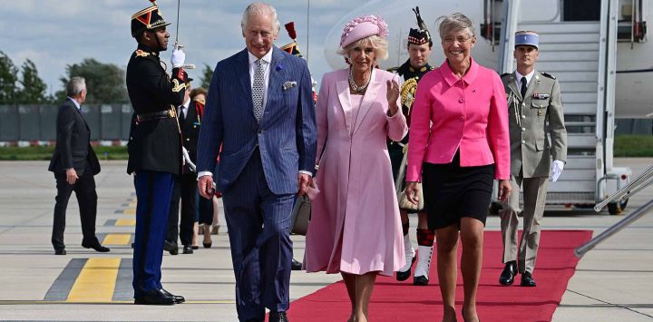 La Primera Ministra francesa, Elisabeth Borne (R), saluda al rey Carlos III de Gran Bretaña y a la reina Camilla (C) de Gran Bretaña a su llegada al aeropuerto de Orly, Francia. Foto de Miguel MEDINA/ AFP