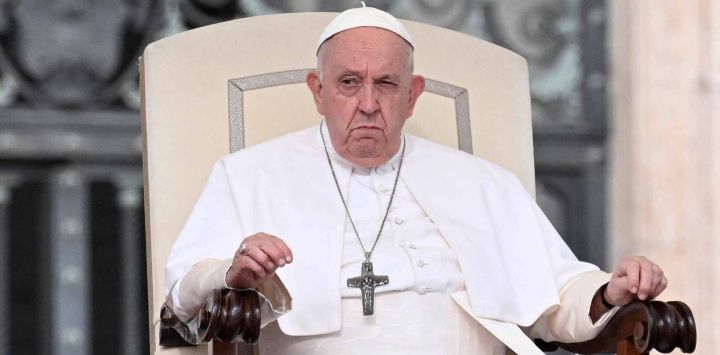 El Papa Francisco observa durante su audiencia general semanal en la plaza de San Pedro en el Vaticano. Foto de Tiziana FABI / AFP