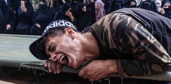 Un amigo del palestino Yousef Radwan, que fue asesinado el día anterior en medio de enfrentamientos tras las protestas antiisraelíes en la valla fronteriza oriental de la Franja de Gaza. Foto de Said KHATIB / AFP