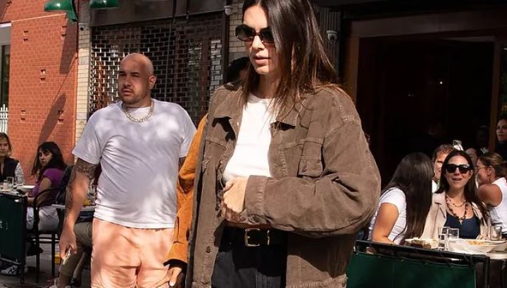 La chaqueta de la temporada es de jean y color marrón, la que Kendall Jenner ya tiene