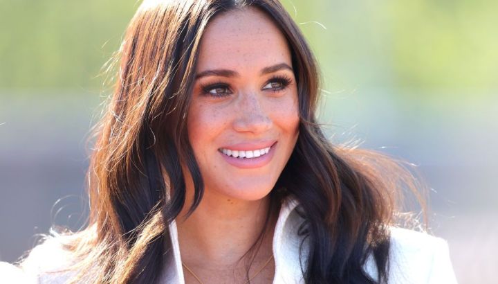 Meghan Markle luce nuevamente en vestido camisero de denim, apuesta segura para looks elegantes
