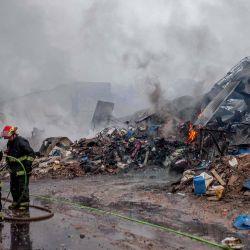 Bomberos y personal de Defensa Civil continùan trabajando luego que un incendio afectara ayer a la tarde una fábrica de plásticos en la ciudad de Mar del Plata, donde ocho dotaciones de bomberos combatieron el fuego. Foto de Télam | Foto:AFP