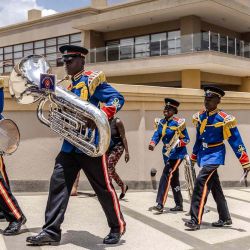 Miembros de la Banda del Servicio de Policía de Kenia caminan después de su actuación para conmemorar el décimo aniversario del asedio de Westgate en Nairobi. Foto de LUIS TATO/AFP | Foto:AFP