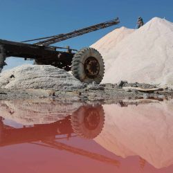 Un empleado trabaja en una planta de producción de sal rosa en el lago Sasyk-Sivash, cerca de Eupatoria. Foto de STRINGER / AFP | Foto:AFP