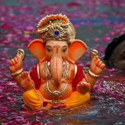 Un voluntario lleva un ídolo del dios hindú Ganesha con cabeza de elefante para sumergirlo en un estanque artificial durante el festival Ganesh en Mumbai. Foto de Punit PARANJPE / AFP | Foto:AFP