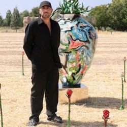 Shamekh junto a “El Fruto del Amor”, una escultura de cerámica hecha a mano pintada con acrílico, óleo y resina.