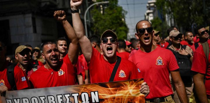Los bomberos participan en una manifestación contra las reformas laborales del gobierno frente al Parlamento griego en Atenas. Foto de Aris MESSINIS / AFP