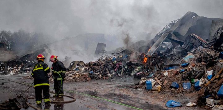 Bomberos y personal de Defensa Civil continùan trabajando luego que un incendio afectara ayer a la tarde una fábrica de plásticos en la ciudad de Mar del Plata, donde ocho dotaciones de bomberos combatieron el fuego. Foto de Télam
