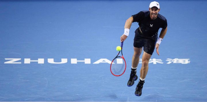 Andy Murray de Gran Bretaña regresa contra Mo Yecong de China durante su partido de primera ronda de individuales masculinos en el torneo de tenis del Campeonato de Zhuhai en Zhuhai. Foto de STRINGER / AFP