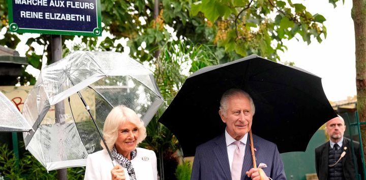 La reina Camilla de Gran Bretaña y el rey Carlos III de Gran Bretaña posan mientras visitan el mercado central de flores de París. Foto de Christophe Ena / AFP