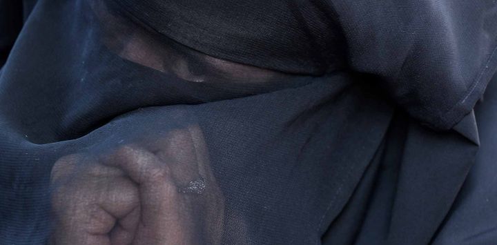 Un devoto musulmán de Cachemira reza en el santuario del santo sufí Naqashband Sahib para conmemorar su aniversario de nacimiento en Srinagar. Foto de TAUSEEF MUSTAFA / AFP