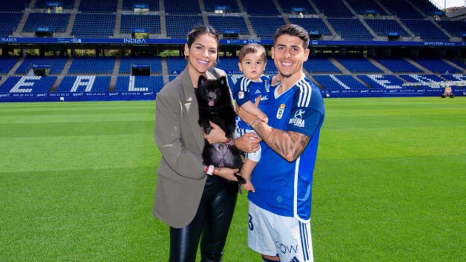 Clarisa Abreu junto a si hijo Fran y su pareja, el futbolista argentino Santiago Colombatto.