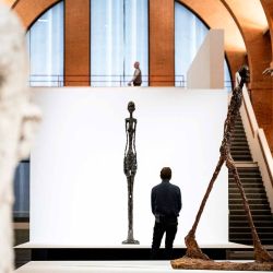 La gente visita la exposición dedicada al fallecido artista suizo Alberto Giacometti, en el museo Abattoirs de Toulouse, suroeste de Francia. Foto de Lionel BONAVENTURE / AFP | Foto:AFP
