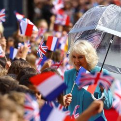 La Reina Camilla de Gran Bretaña se reúne con niños de escuelas locales cuando llega al Hotel de Ville. Estado a Francia en Burdeos. Foto de HANNAH MCKAY / AFP | Foto:AFP