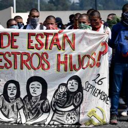 Padres de víctimas y estudiantes de la escuela normal de Ayotzinapa exigen justicia para 43 estudiantes desaparecidos. Foto de Claudio CRUZ/AFP | Foto:AFP