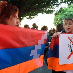 La gente participa en una manifestación antigubernamental en el centro de Ereván. Foto de Karen MINASYAN / AFP   | Foto:AFP