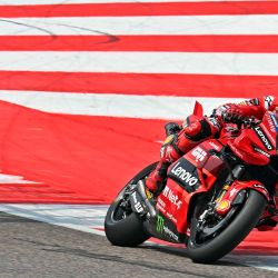 El piloto italiano del equipo Ducati Lenovo, Francesco Bagnaia, conduce durante la primera sesión de entrenamientos libres antes del Gran Premio de MotoGP. Foto de Money SHARMA / AFP | Foto:AFP