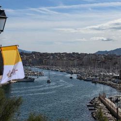 Vista del Puerto Viejo de Marsella y del Fuerte Saint-Jean, con una bandera del Vaticano sostenida en un farol, antes de la visita del Papa a la ciudad. Foto de CHRISTOPHE SIMON / AFP | Foto:AFP