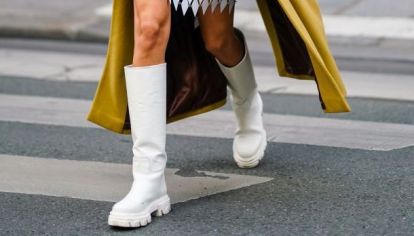 Las botas de agua no solo son perfectas para los días lluviosos, sino que también se han convertido en una tendencia de moda imprescindible, elegí las mejores para tus looks de pasarela.