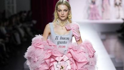 La marca italiana tuvo la gran idea de confiar esta celebración a cuatro de las estilistas más influyentes del momento: Carlyne Cerf de Dudzeele, Katie Grand, Gabriella Karefa-Johnson y Lucia Liu que rinden homenaje su fundador, Franco Moschino.