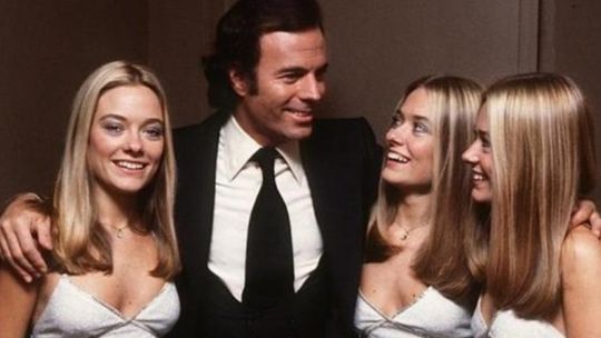 Julio Iglesias con las trillizas de oro